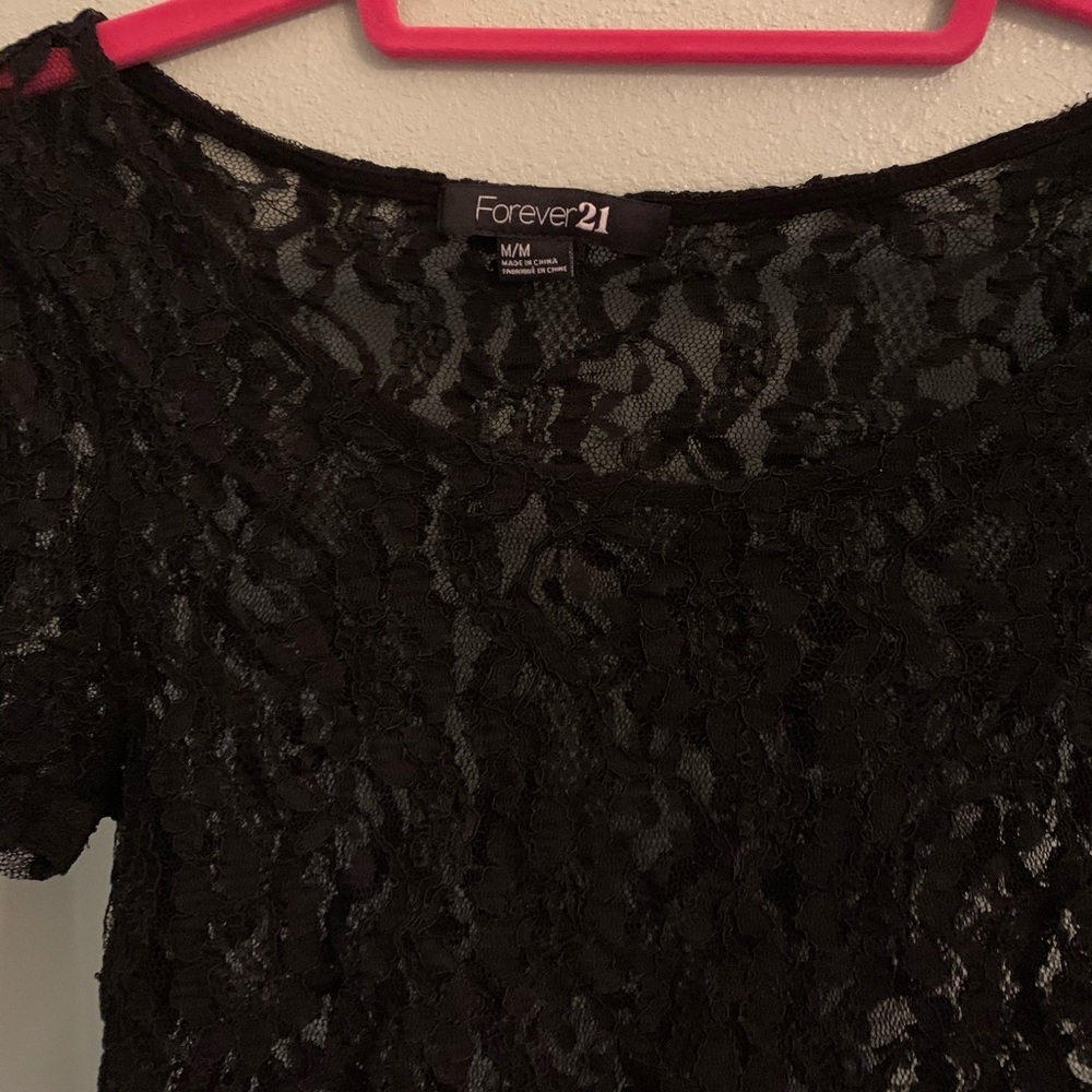 $2 w/ bundle 
Lace cinched sleeved shirt